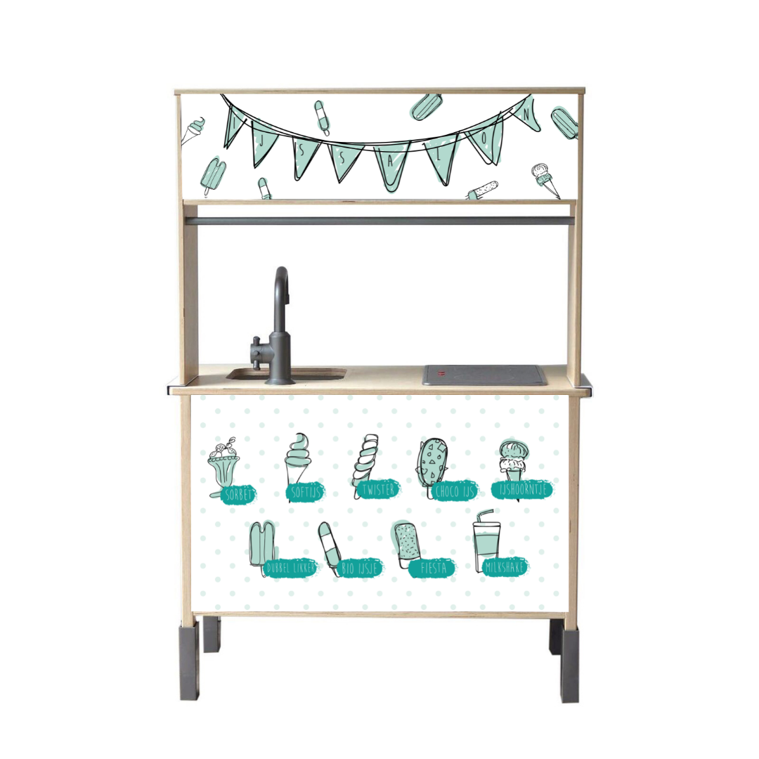 Pimp je IKEA Duktig met de Blauwe IJssalon stickers en creëer een speelse, kleurrijke ijswinkel voor eindeloos rollenspel.