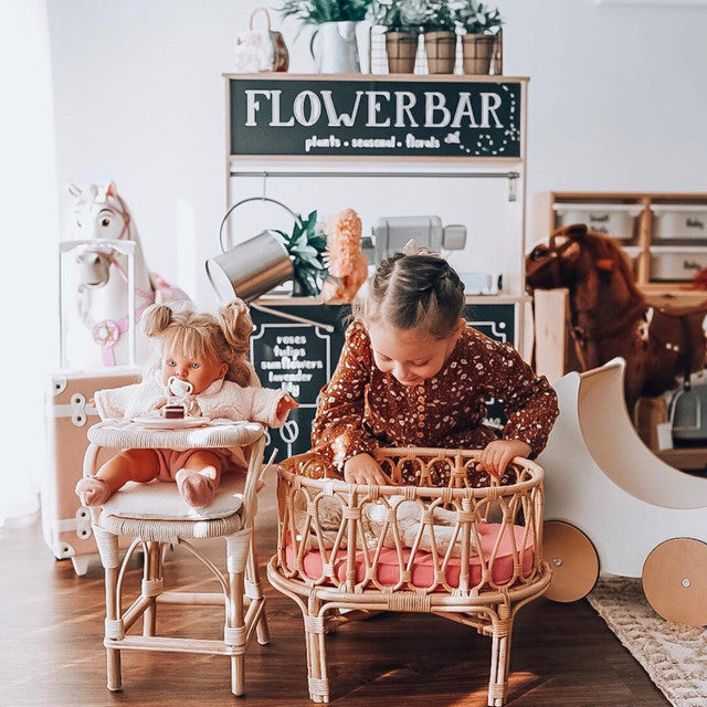 Met de Flower Bar stickers maak je van je IKEA Duktig een levendige speelplek vol bloemen en kleur.