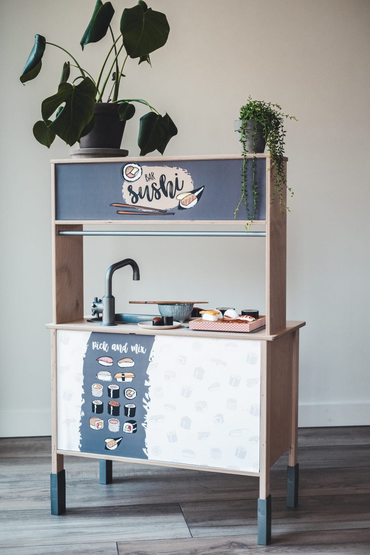 Pimp je kinderkeuken met kleurrijke stickers en stimuleer fantasievol rollenspel met deze unieke sushi set.