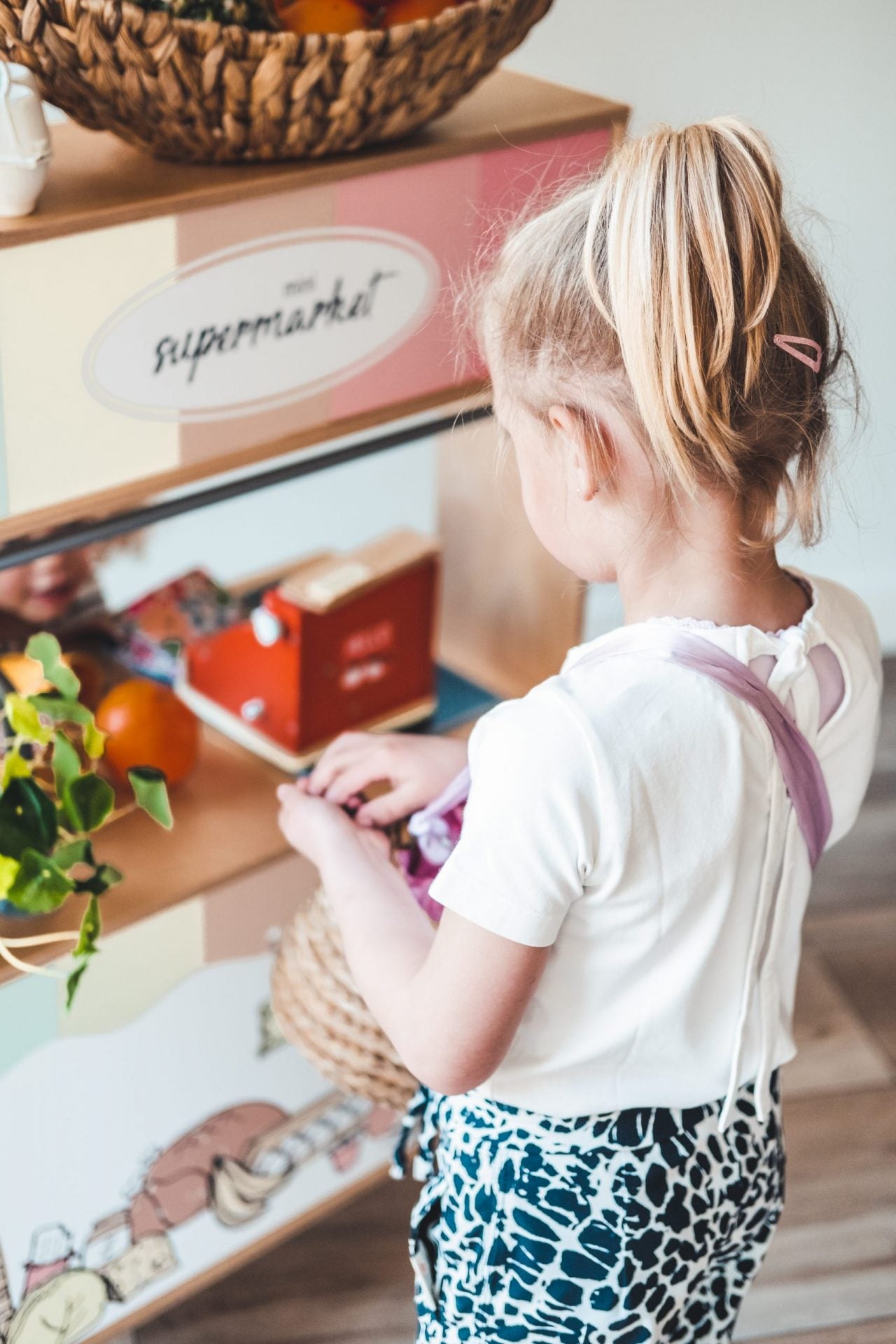 Met de Mini Supermarkt sticker set creëer je een kleurrijke en leerzame winkelervaring in je IKEA Duktig keuken.