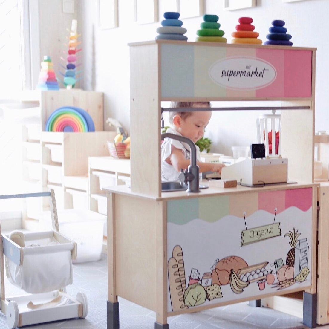 Met deze sticker set maken kinderen hun eigen mini-supermarkt vol kleur, herkenning en speelplezier.