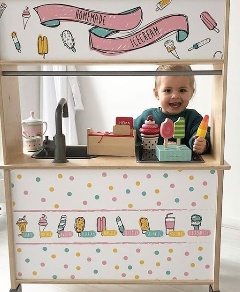 Met deze sticker set creëer je een ijssalon vol kleur, sprinkles en speelpracht. Perfect voor zomers rollenspel in je kinderkeuken!