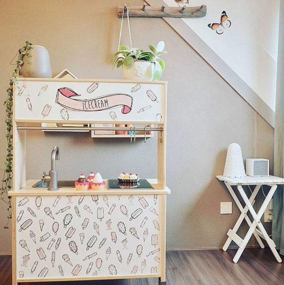 Een vrolijke make-over voor je speelhoek vol kleur, creativiteit en rollenspel – perfect voor warme zomerdagen binnen!