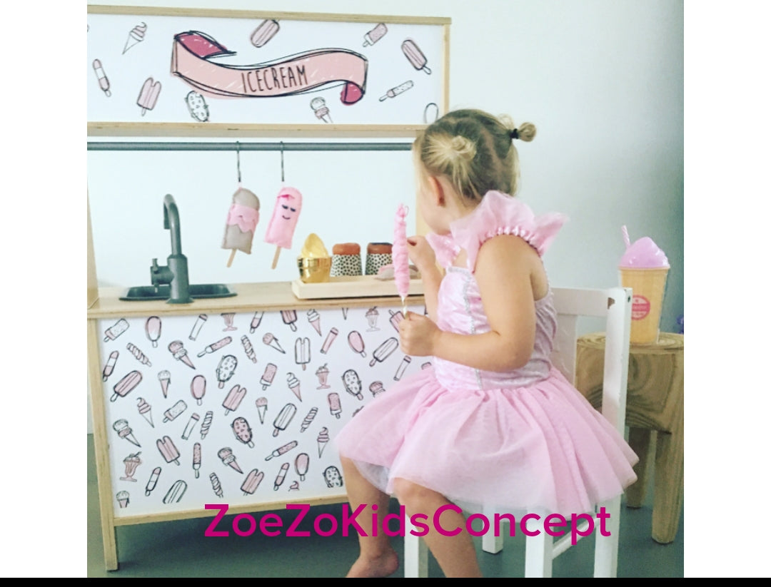 Laat je kleintje ijsjes scheppen en serveren in een vrolijke roze ijssalon. De perfecte kinderkeuken stickers voor fantasierijk en montessori-geïnspireerd spel.