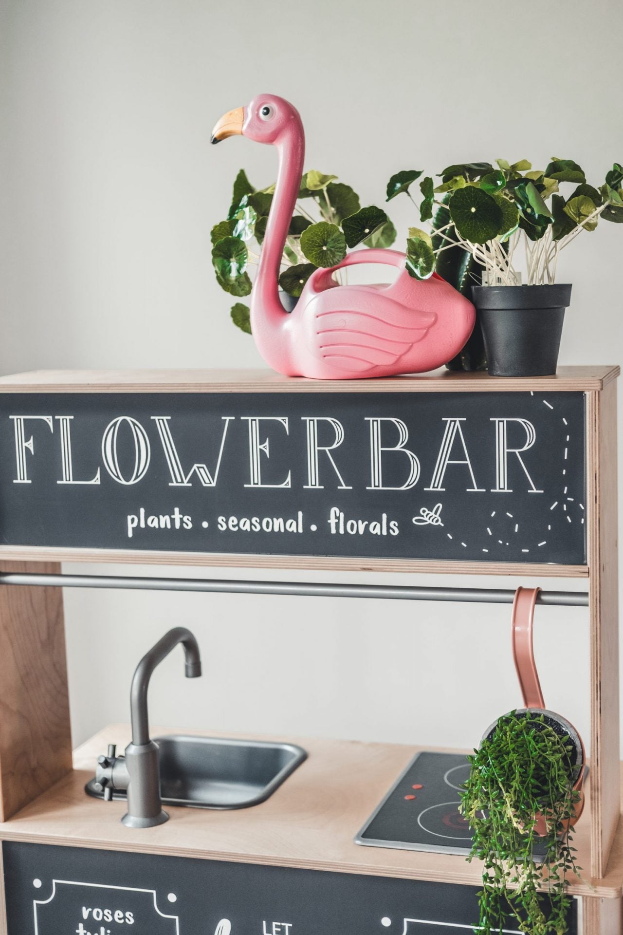 De Flower Bar sticker set is ideaal voor fantasierijk spel en stimuleert zelfstandig spelen in de speelhoek.