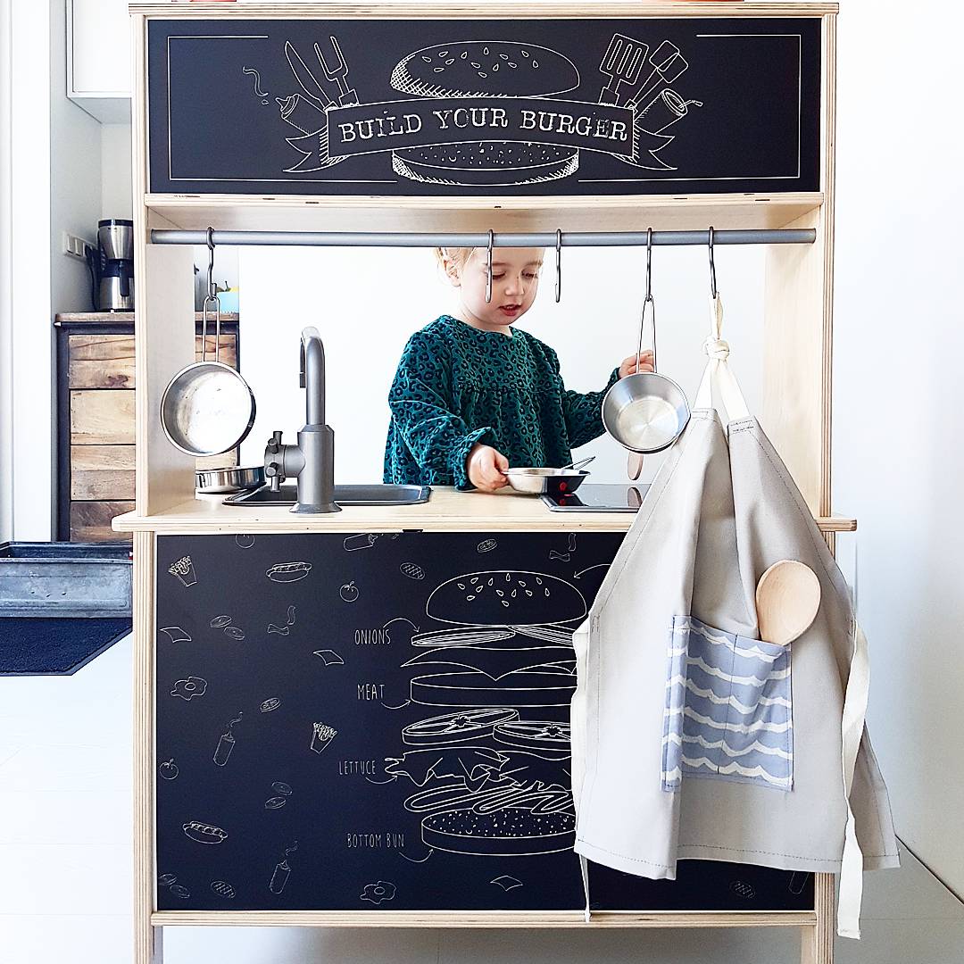 Van grillen tot bestellen: deze Burger Bar sticker set maakt jouw IKEA Duktig uniek en speelklaar voor kleine keukenprinsen en -prinsessen.
