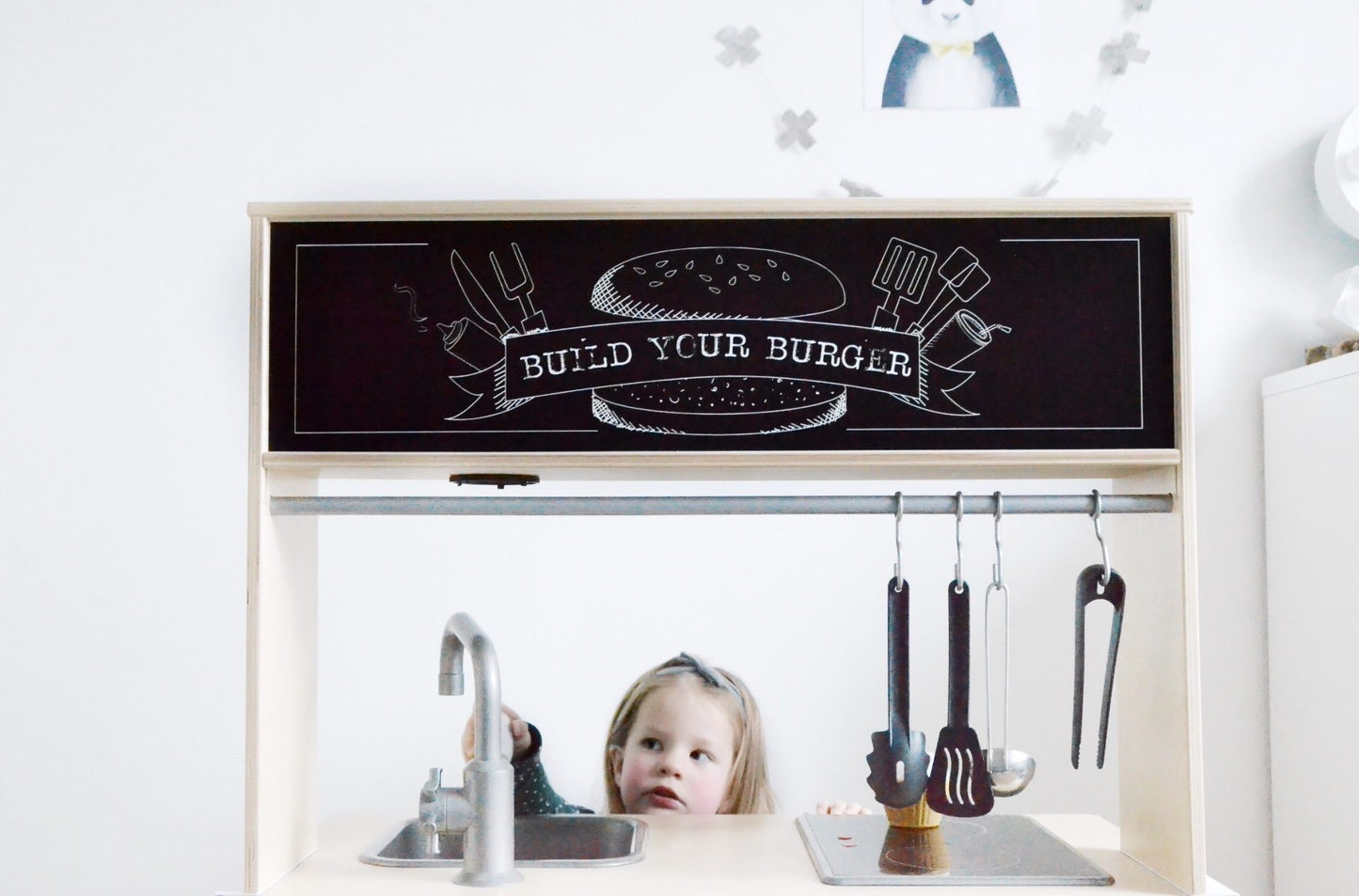 De ideale sticker set voor een originele kinderkeuken make-over. Maak van jouw IKEA Duktig een mini burgerrestaurant!