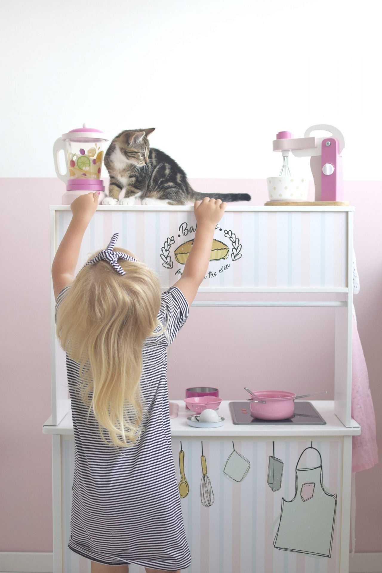 Met deze bakkerij stickers verandert jouw kinderkeuken in een warme bakkerswinkel. Perfect voor spelen, bakken en bedienen!