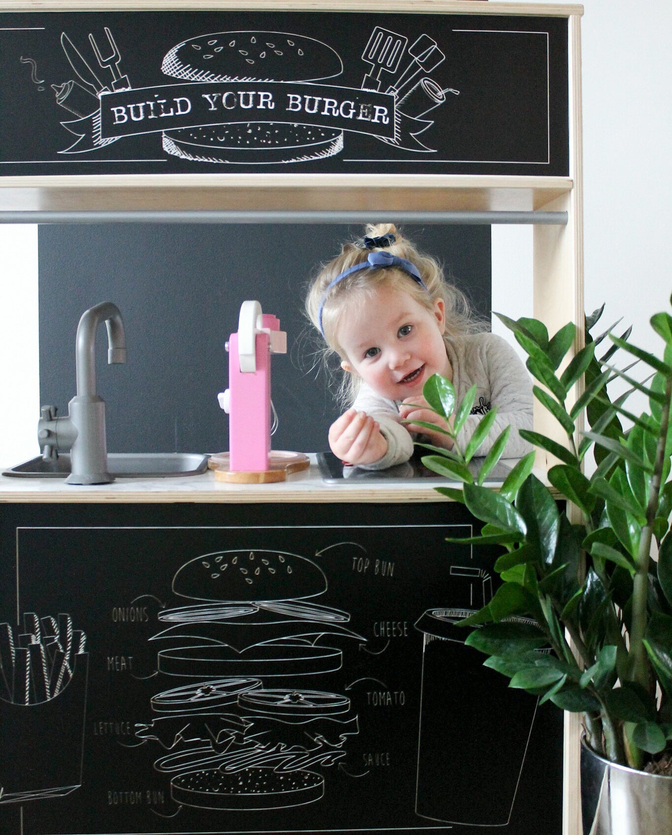 Van augurk tot bacon – laat kinderen hun perfecte burger bouwen in hun eigen DIY burgerbar.