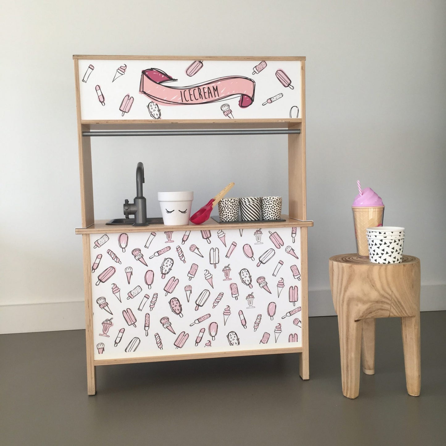 Breng sfeer en kleur in je speelhoek met deze vrolijke kinderkeuken stickers. De Veelkleurige IJssalon is de perfecte IKEA Duktig hack voor jong en oud.