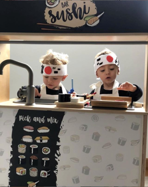 Laat je kind creatief zijn met verschillende sushi ingrediënten. Deze speelse sticker set maakt rollenspel extra leuk.