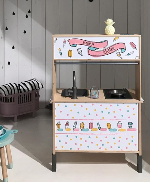De multicolor ice cream stickers geven je speelhoek een frisse en vrolijke upgrade. Van bolletjes tot hoorntjes – alles kan!