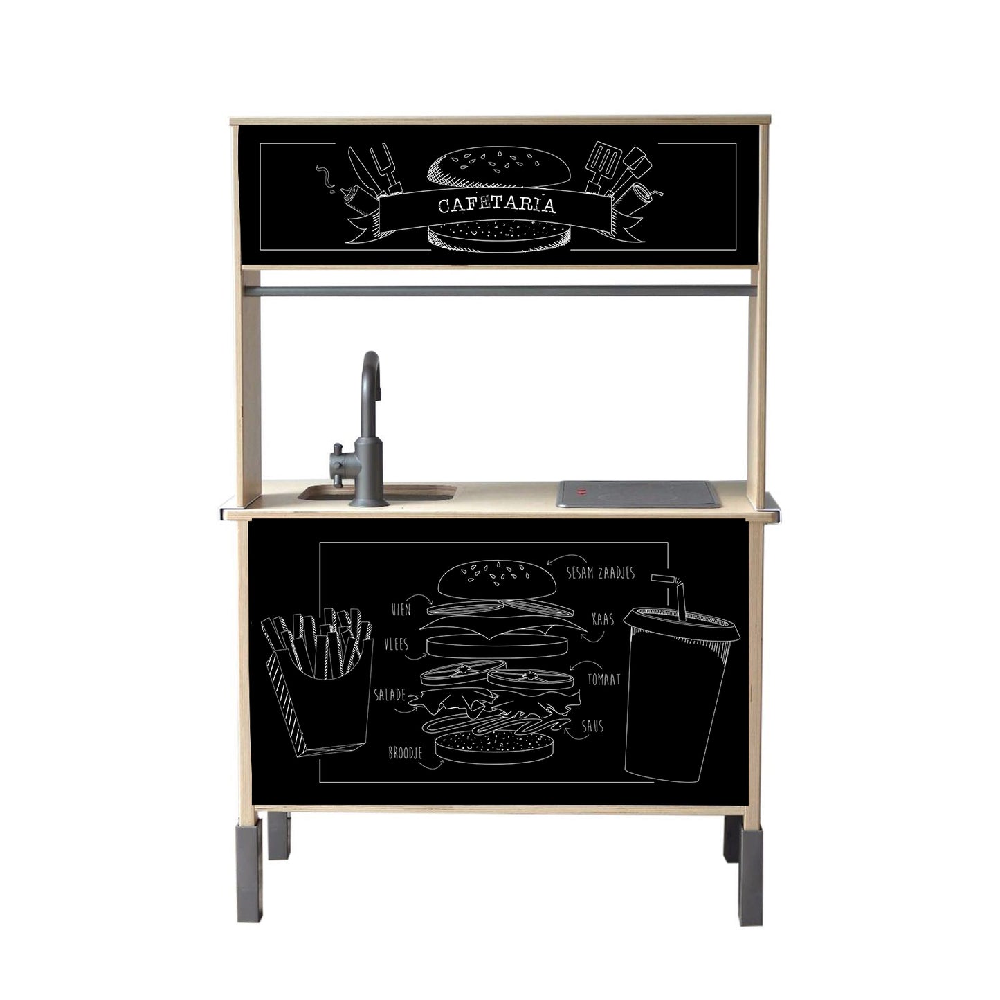 Tover je IKEA Duktig om tot een mini cafetaria met patat, milkshakes en burgers. Perfect voor kinderen die dol zijn op rollenspel!