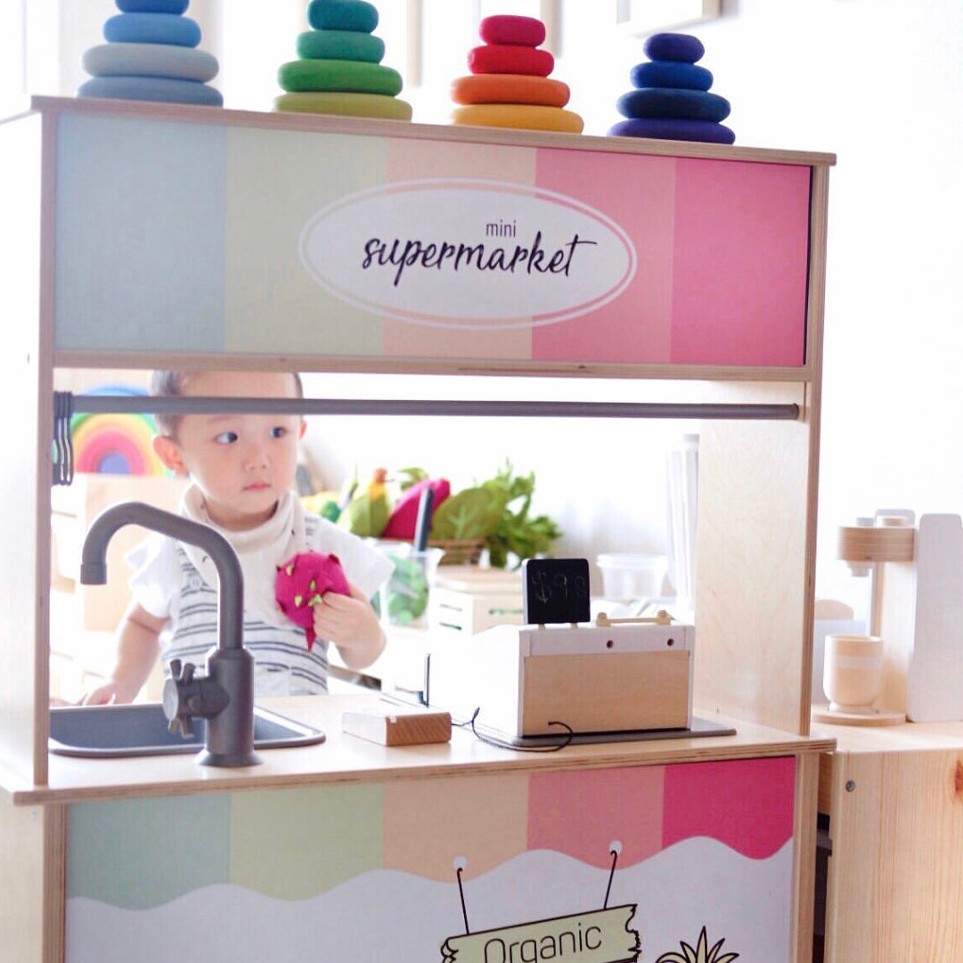 Geef je kinderkeuken een speelse upgrade met onze Mini Supermarkt sticker set, ideaal voor montessori- en DIY-speelhoeken.