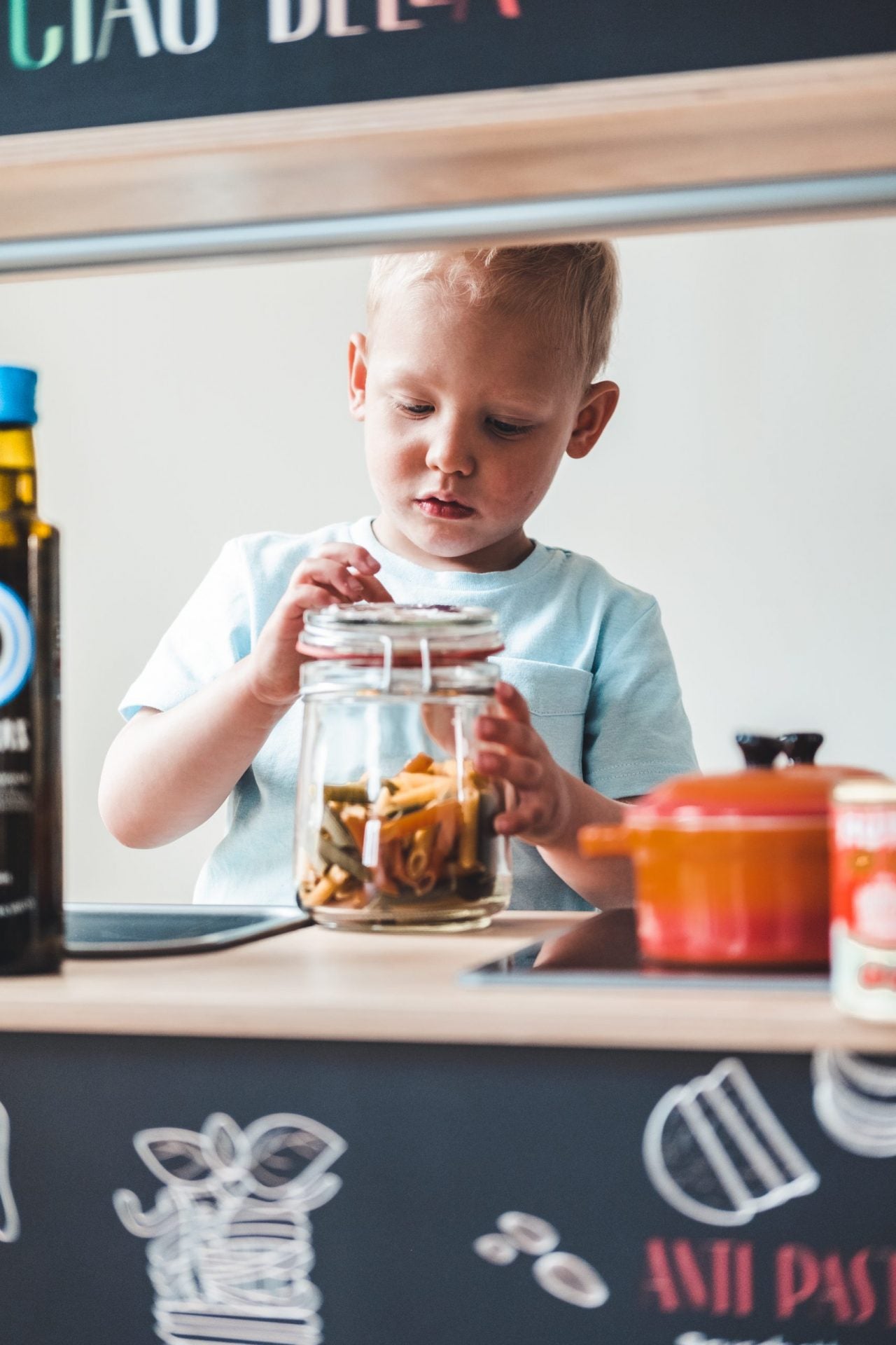 Tover je kinderkeuken om tot een sfeervolle pizzeria. Laat je kind bestellingen opnemen en zelf pizza’s samenstellen!