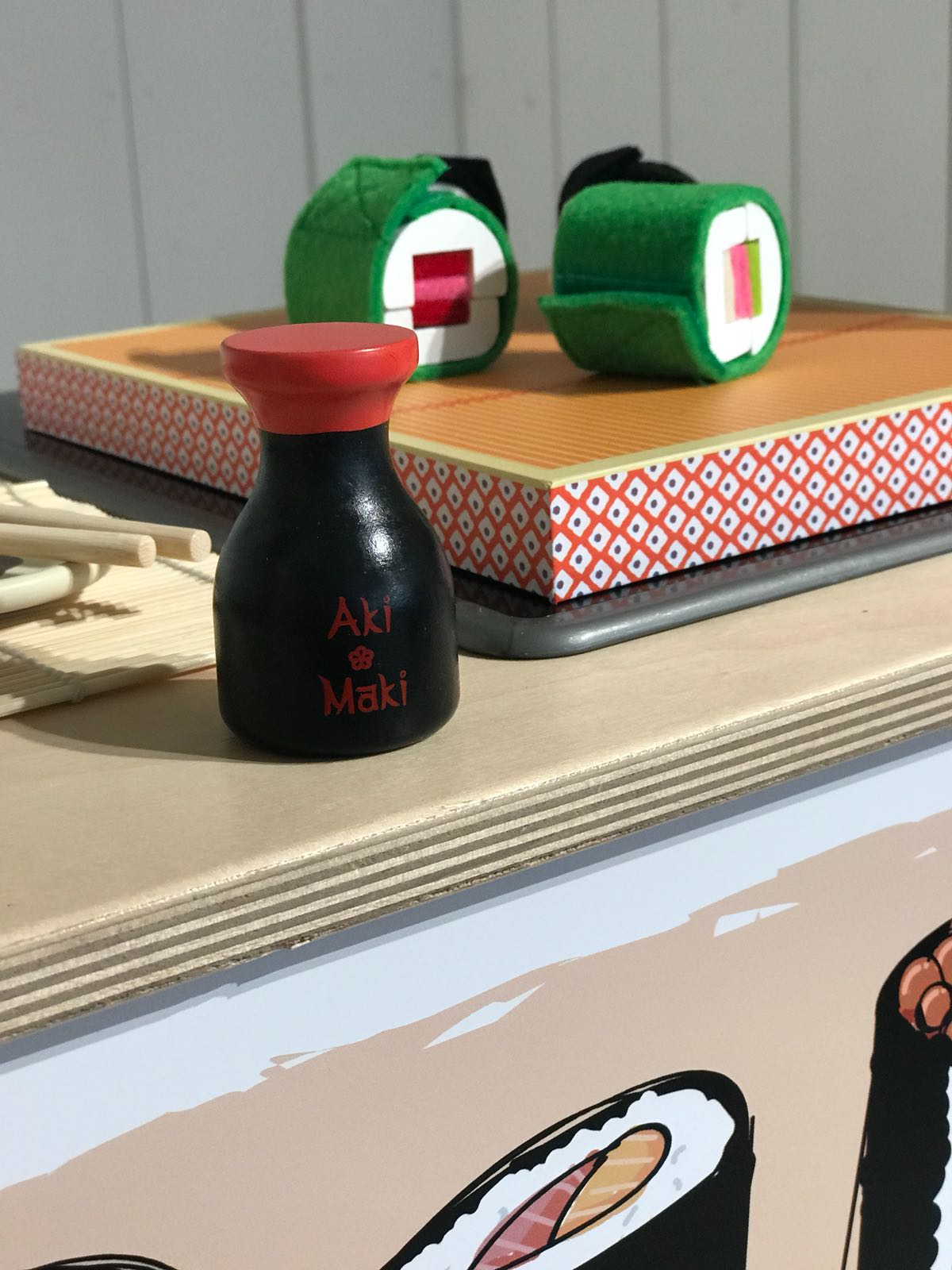 Creëer een kalme, creatieve speelomgeving met deze sushi restaurant stickers voor jouw Duktig keuken. Educatief en prachtig in balans.