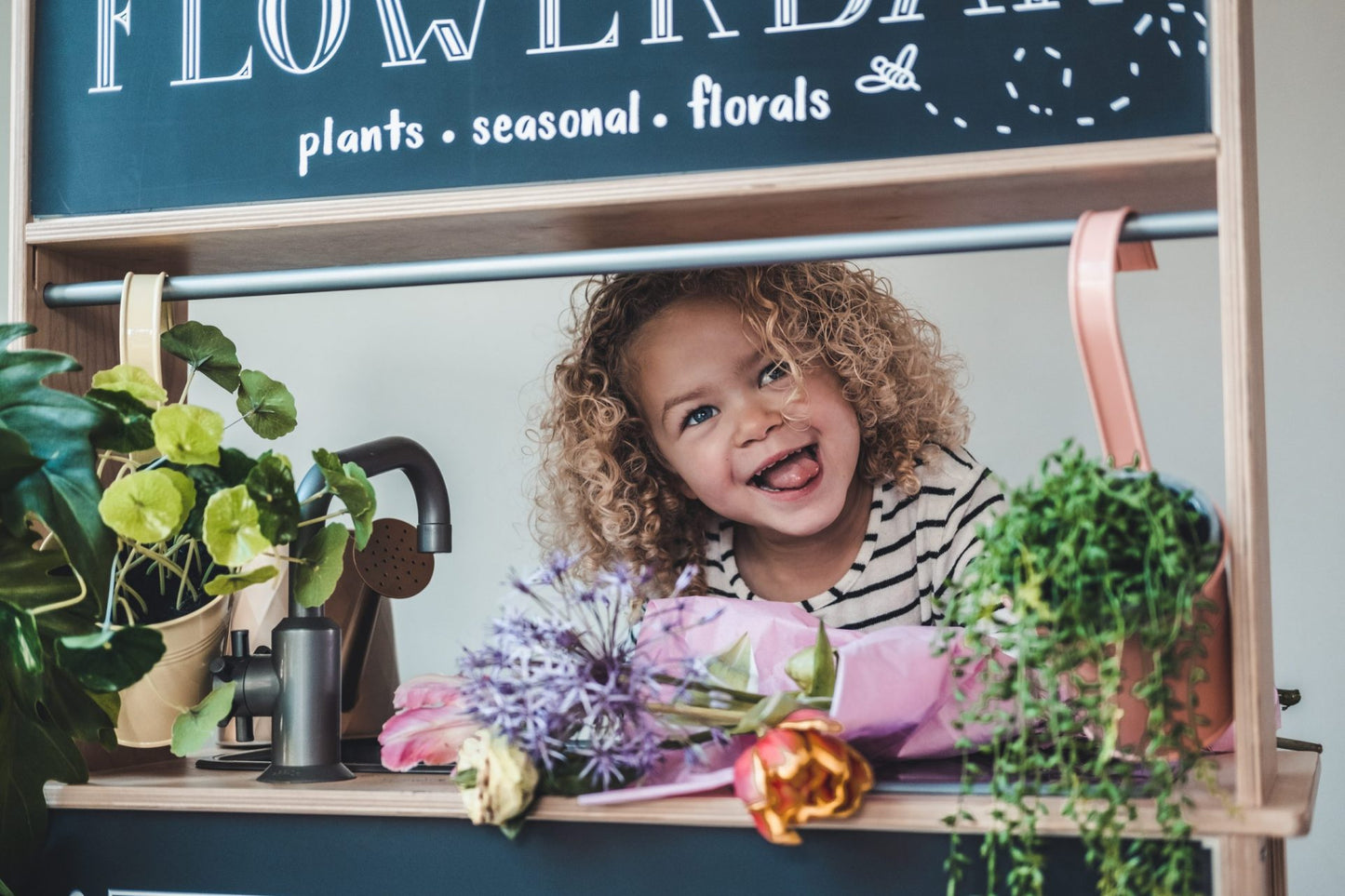 Stimuleer rollenspel en creativiteit met deze prachtige Flower Bar stickers voor de IKEA kinderkeuken.