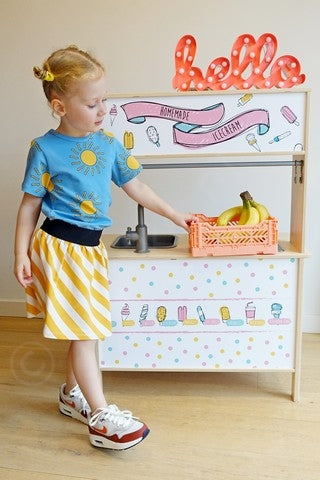 Laat je kind kiezen uit aardbei, pistache en meer! Deze multicolor sticker set maakt van je keuken een regenboog van smaken.