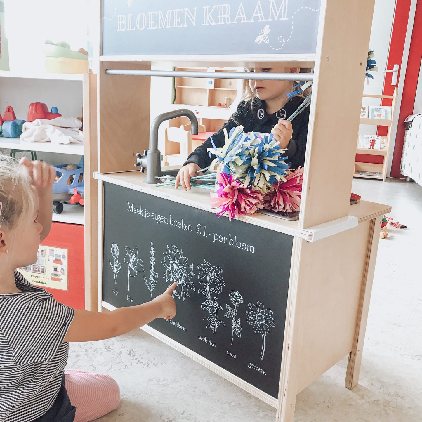 Maak van je kinderkeuken een levendige bloemenkraam met deze vrolijke Flower Bar stickers.
De perfecte kinderkeuken stickers voor een DIY make-over vol kleur en creativiteit.