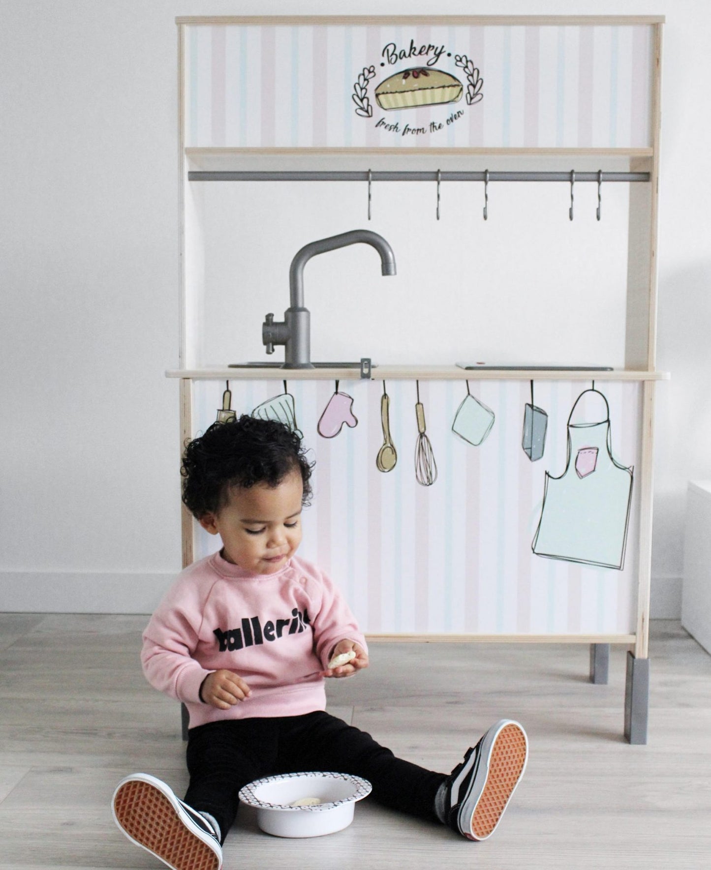 Bakbrood, serveer taart en neem bestellingen op: deze bakkerij sticker set maakt van jouw IKEA Duktig een rollenspel-walhalla.