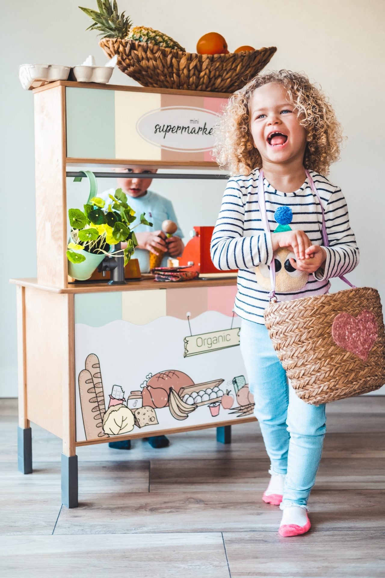 Geef je IKEA Duktig een echte winkelmake-over met onze Mini Supermarkt stickers. Perfect voor creatief en educatief spelen.