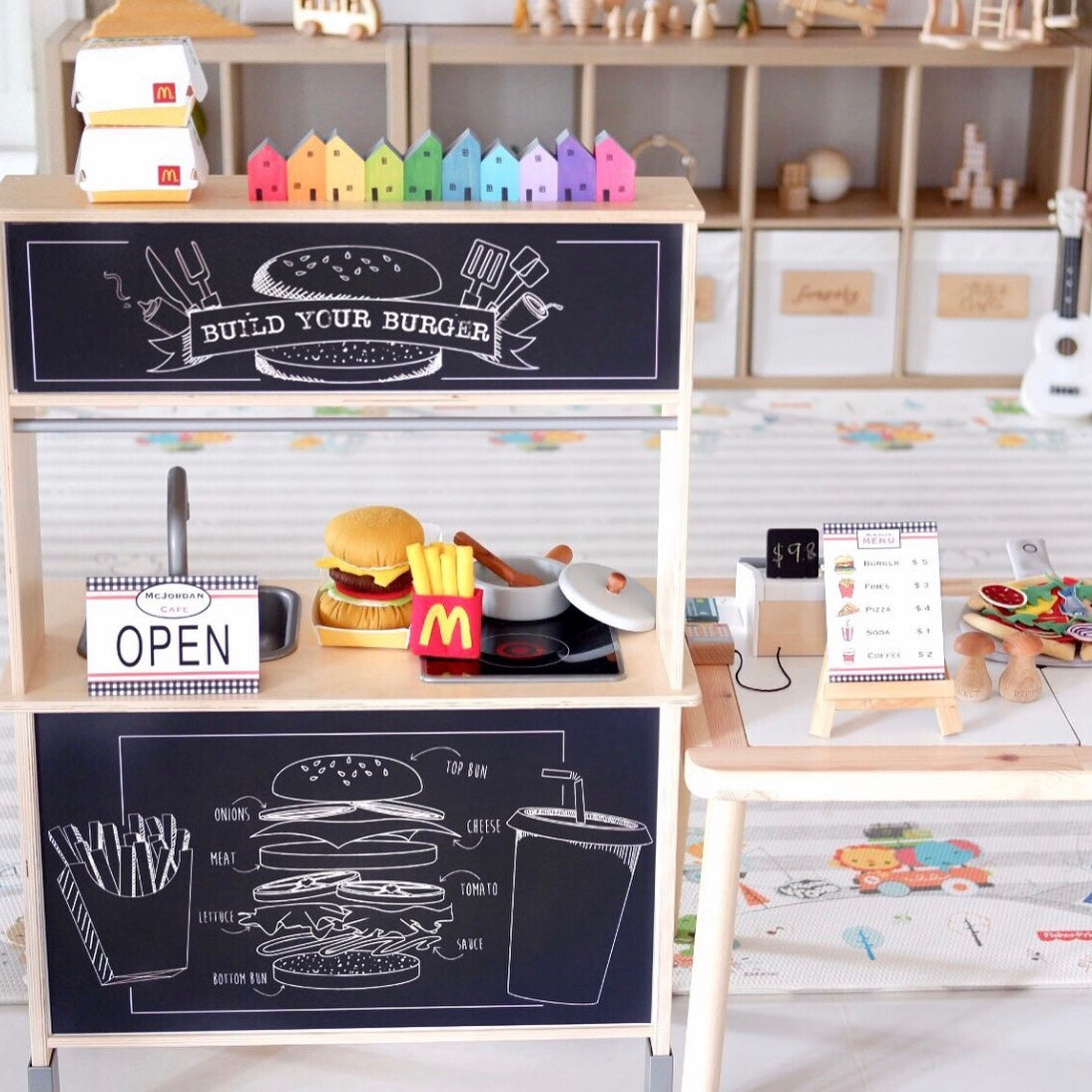 Van zelfbediening tot bestelling opnemen: met deze sticker set verandert elke IKEA kinderkeuken in een miniversie van de plaatselijke snackbar.