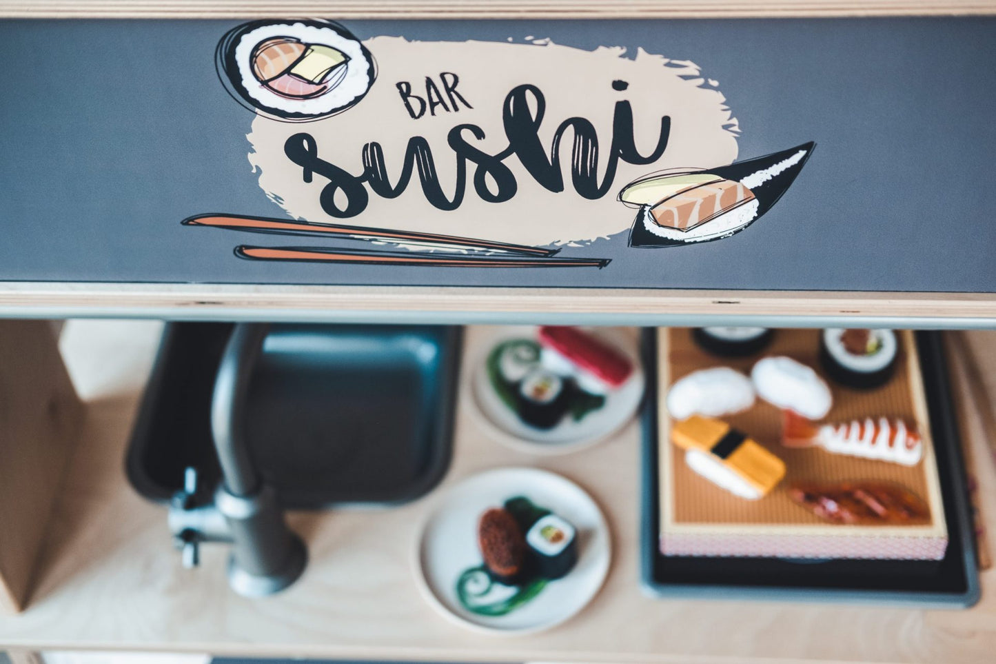 Deze sticker set maakt het leuk om sushi te maken, te serveren en te verkopen in de eigen mini-keuken.