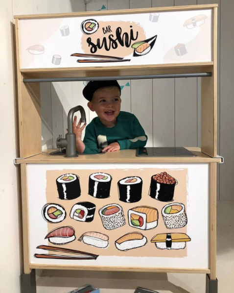 Met deze originele sticker set wordt je kinderkeuken een serene, Japanse eetervaring. Perfect voor rollenspel met stijl.