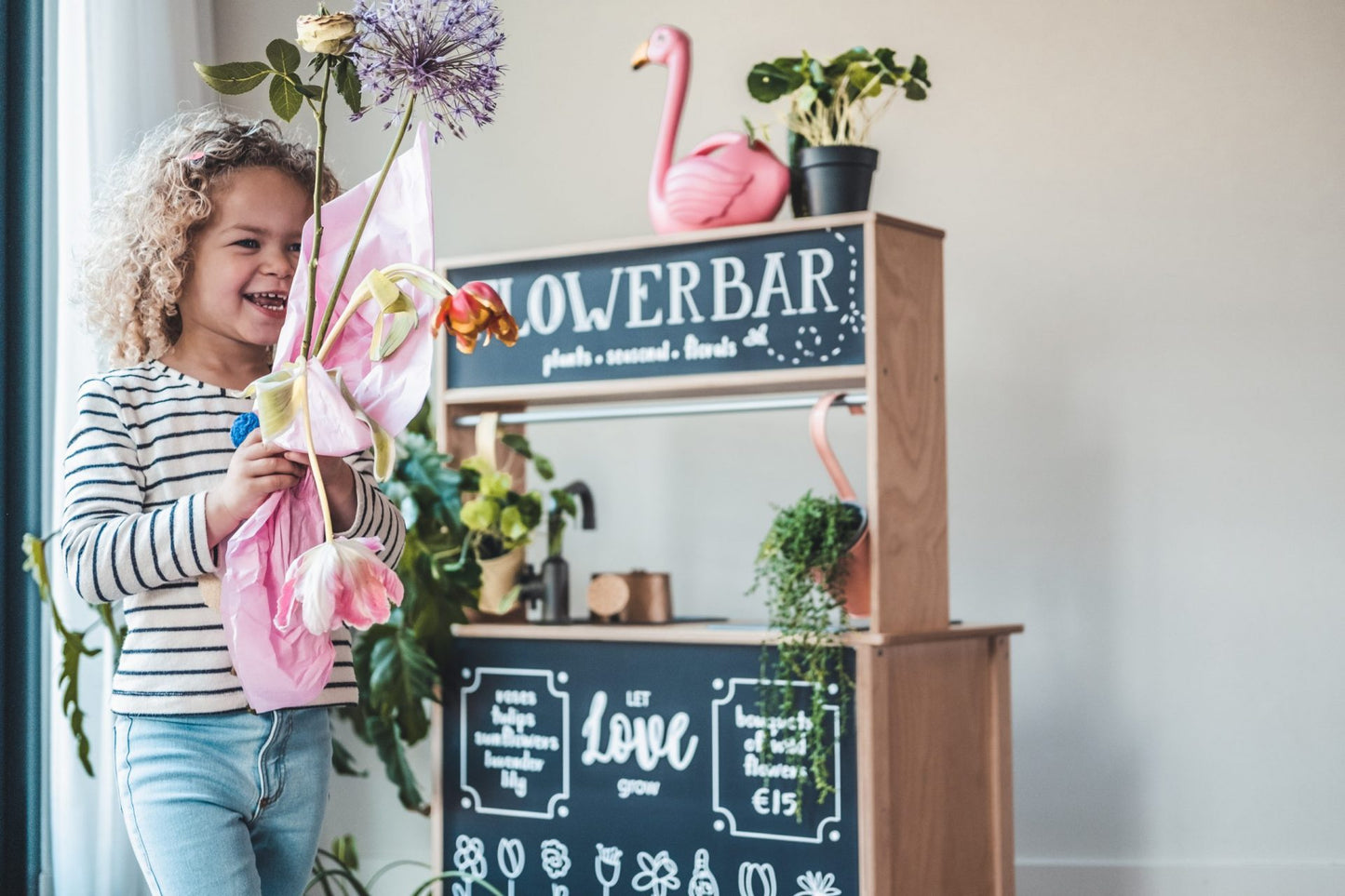 Deze kinderkeuken stickers veranderen je speelhoek in een levendige bloemenkraam. Stimuleer creativiteit en montessori-waardig spel met deze set!