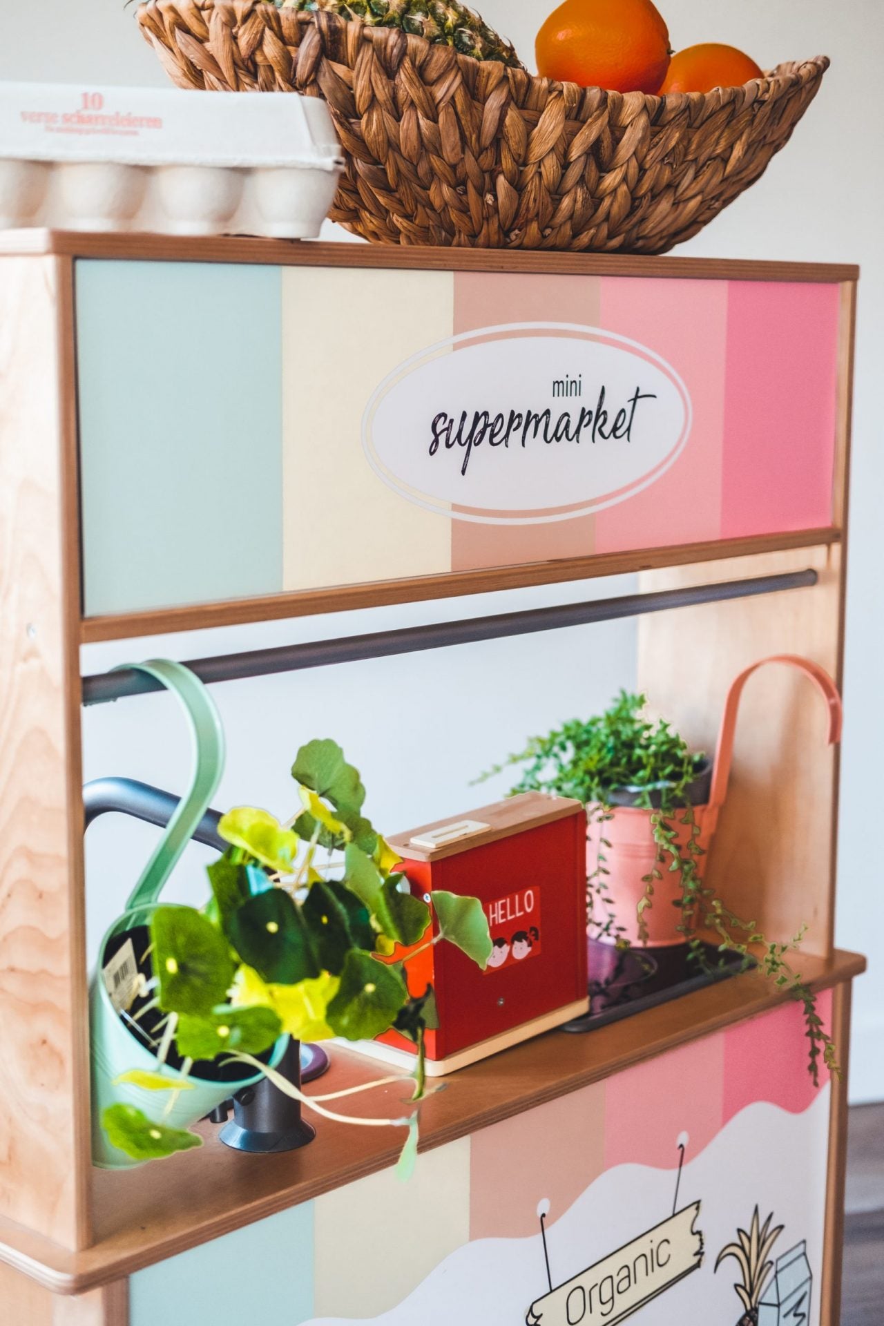 Maak van je speelhoek een bruisende supermarkt met deze kleurrijke stickers. Perfect voor kinderen die graag winkeltje spelen.