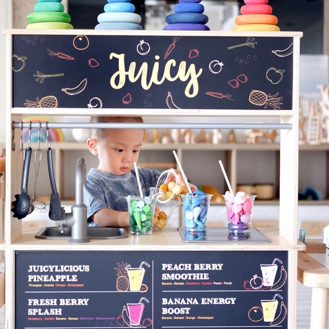 Met deze kleurrijke sticker set veranderen kinderen hun keuken in een echte verse sapbar – boordevol plezier.