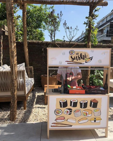 Geef je IKEA Duktig een originele twist met onze Sushi Bar sticker set. Ideaal voor fantasierijk rollenspel en montessori-inspiratie in de speelhoek!