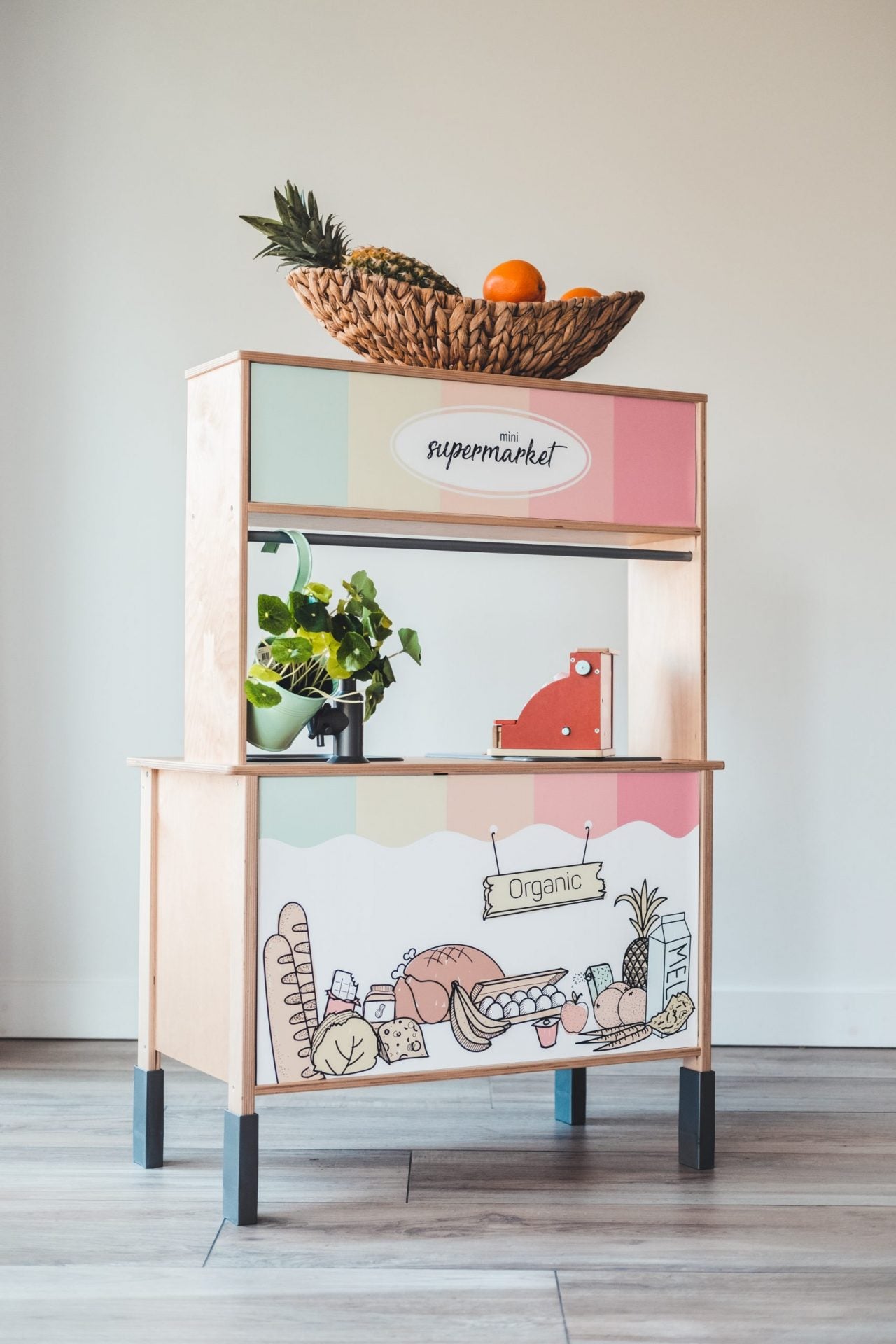 Geef je kinderkeuken een speelse upgrade met onze Mini Supermarkt sticker set, ideaal voor montessori- en DIY-speelhoeken.