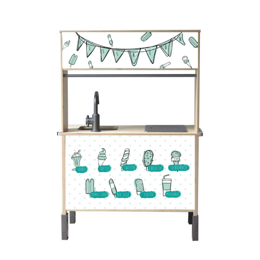 Pimp je IKEA Duktig met de Blauwe IJssalon stickers en creëer een speelse, kleurrijke ijswinkel voor eindeloos rollenspel.