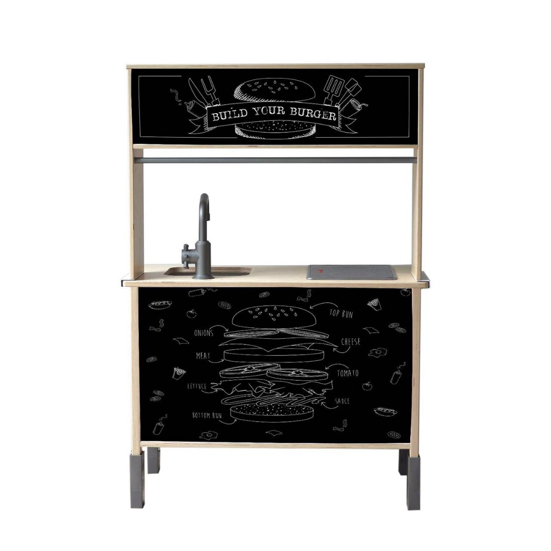 Tover je IKEA Duktig om tot een stoere Burger Bar! Serveer hamburgers, frietjes en shakes in je eigen speelhoek.