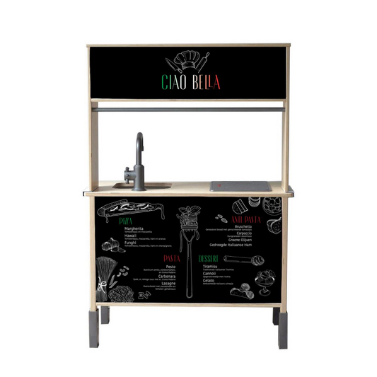 Tover je IKEA Duktig om tot een knus Italiaans restaurant met deze Ciao Bella sticker set. Pizza’s bakken, pasta’s koken en bedienen maar!