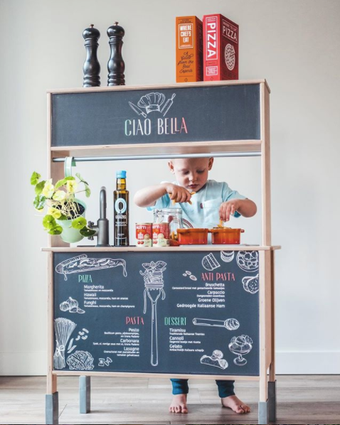 Laat kinderen hun eigen ristorante runnen met de Ciao Bella sticker set. Van pizza tot lasagne: een speelse reis door de Italiaanse keuken!
