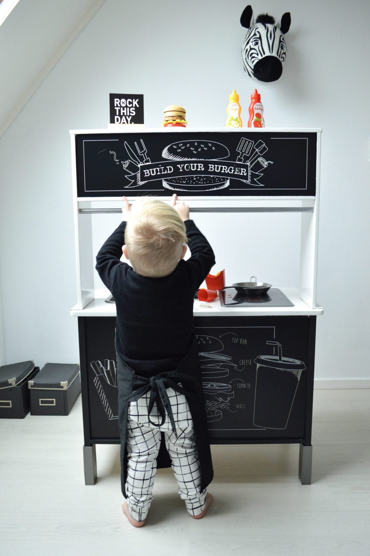 Deze IKEA Duktig hack is perfect voor kleine foodtruckfans. Kinderen kunnen koken, verkopen en genieten van hun eigen menu.