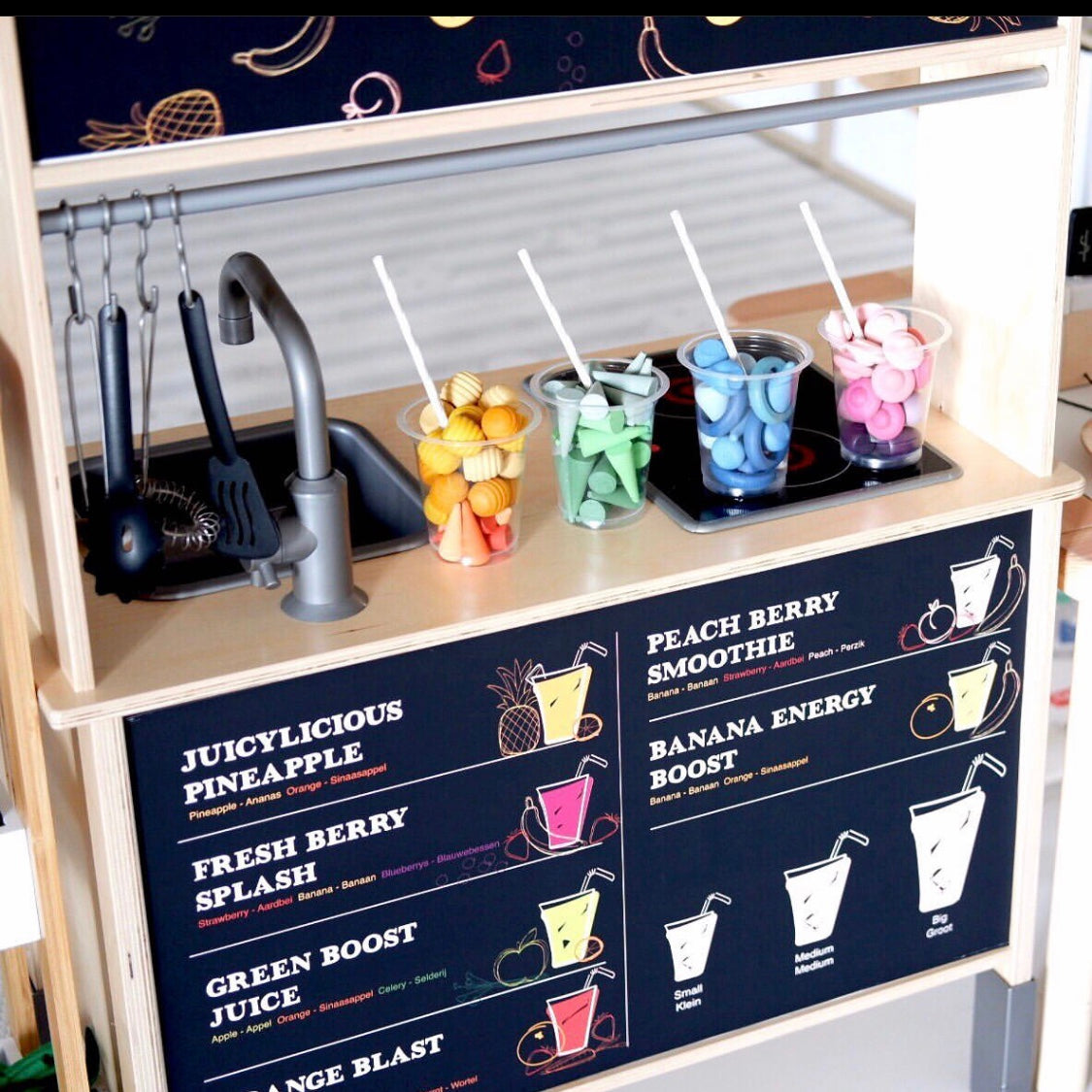 Van mango tot kiwi: laat je kinderen hun eigen sapcombinaties verzinnen in deze vrolijke fruitbar.