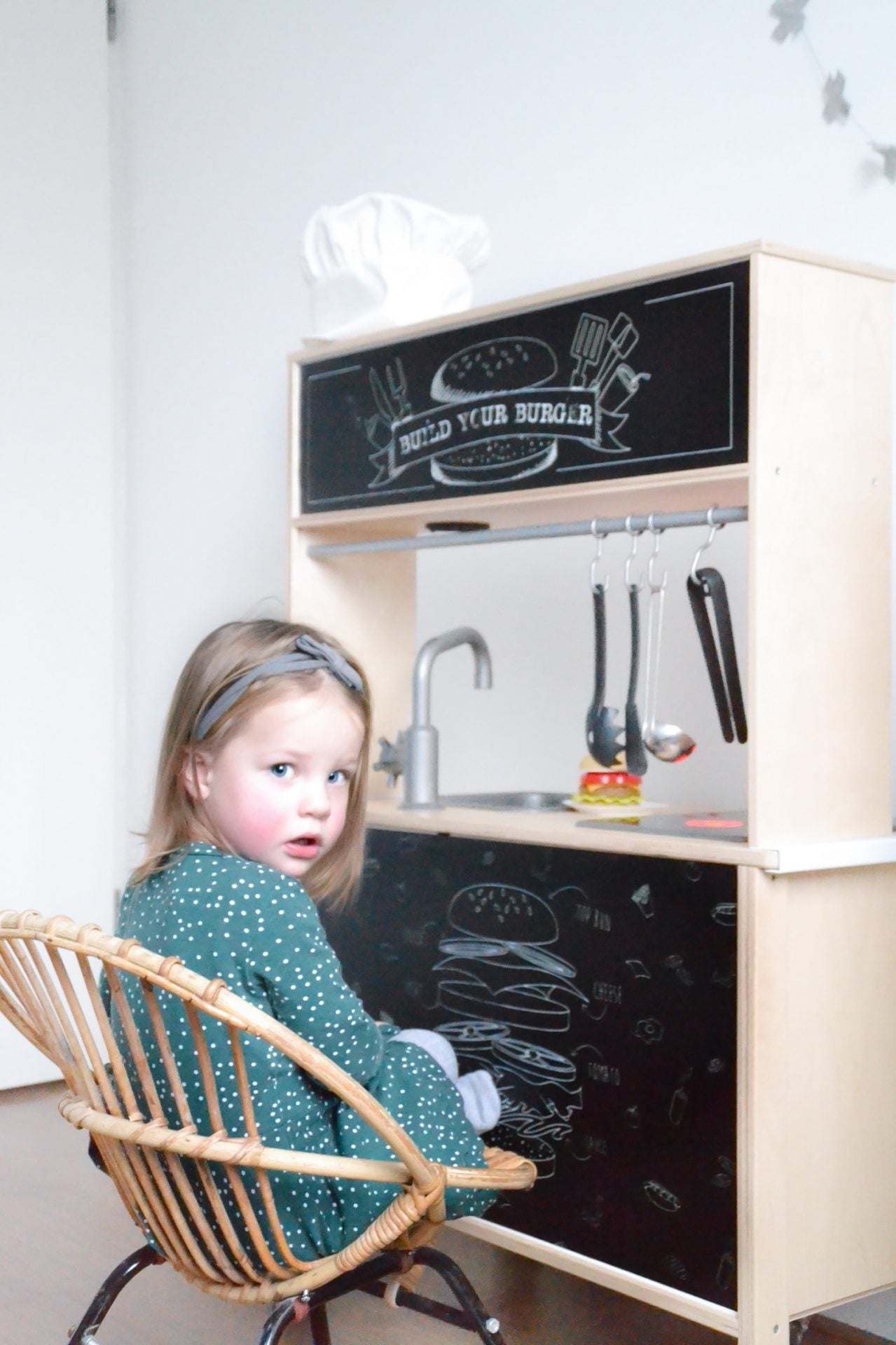 Kinderen bouwen hun eigen hamburgerrestaurant met deze unieke kinderkeuken stickers – ideaal voor rollenspel en creativiteit.