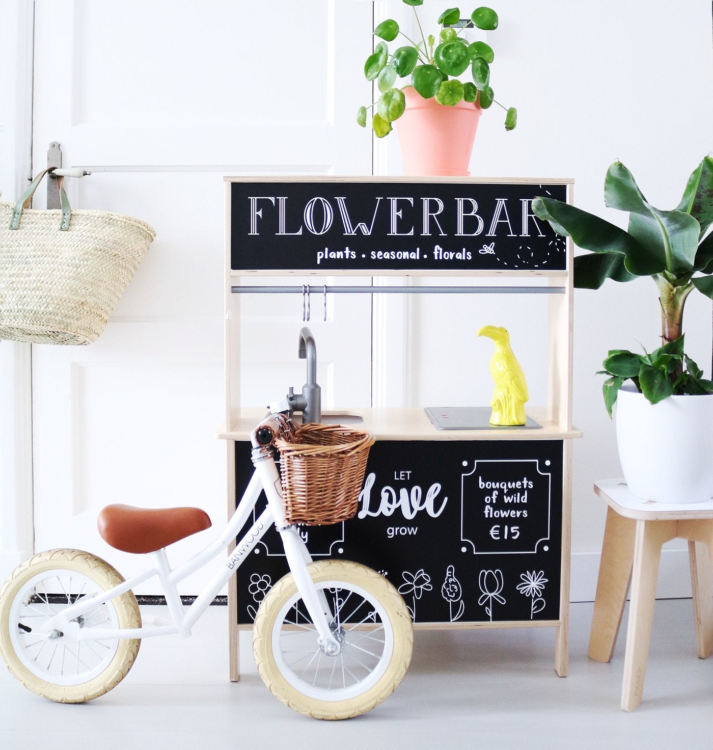 Deze kleurrijke kinderkeuken stickers brengen een vrolijke, speelse sfeer in je speelhoek.
Perfect voor iedereen die op zoek is naar originele kinderkeuken stickers en inspiratie voor een DIY kinderkeuken make-over!