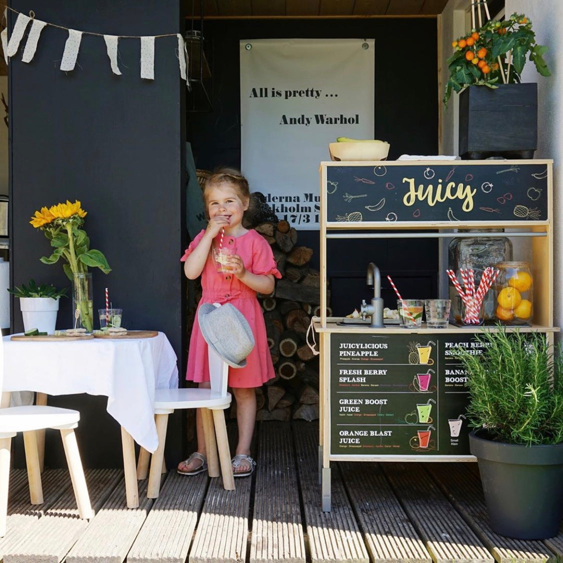 Breng kleur en plezier in de speelhoek met deze vrolijke fruitige stickers.
Maak van jouw kinderkeuken een bruisend juicestandje vol fantasie!