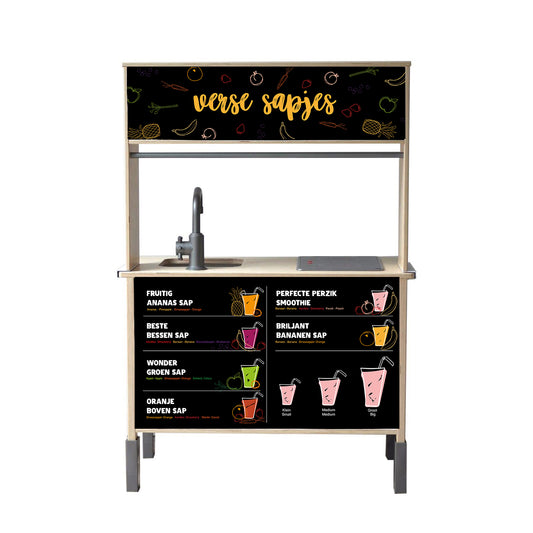 Maak van je IKEA Duktig een vrolijke sapjesbar met deze kleurrijke kinderkeuken stickers. Perfect voor fantasierijk spel en zomerse smoothies!