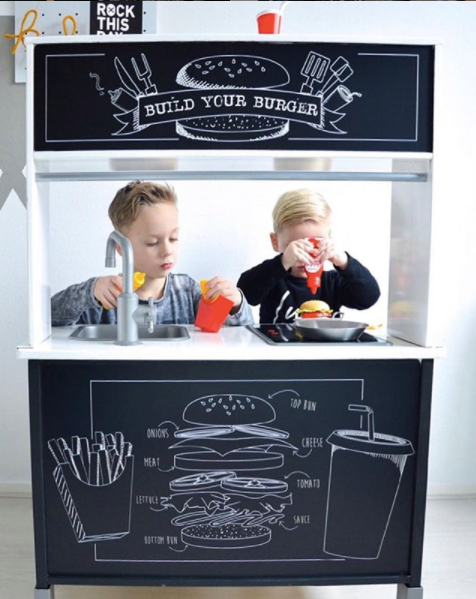 Bouw samen met je kind de lekkerste burgers. Deze DIY sticker set maakt het spelen nog leuker.