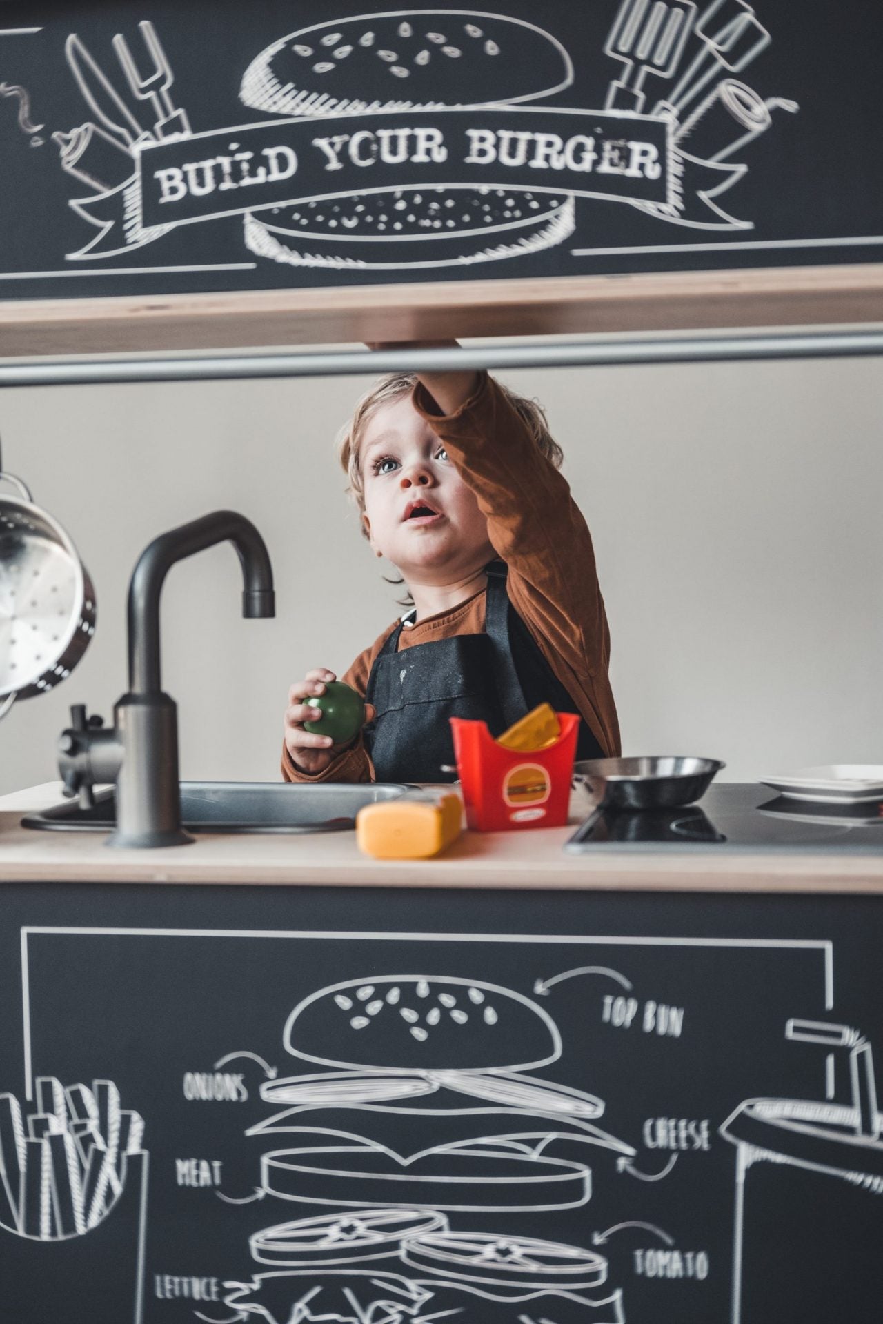 De Build Your Burger Bar is een unieke en vrolijke uitbreiding voor elke speelhoek of Duktig keuken.