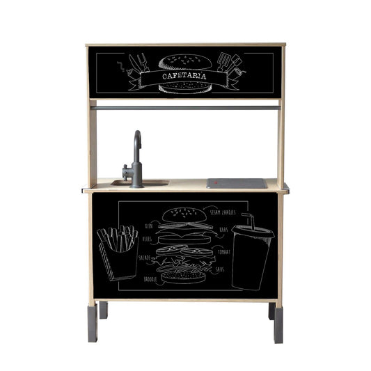 Tover je IKEA Duktig om tot een mini cafetaria met patat, milkshakes en burgers. Perfect voor kinderen die dol zijn op rollenspel!