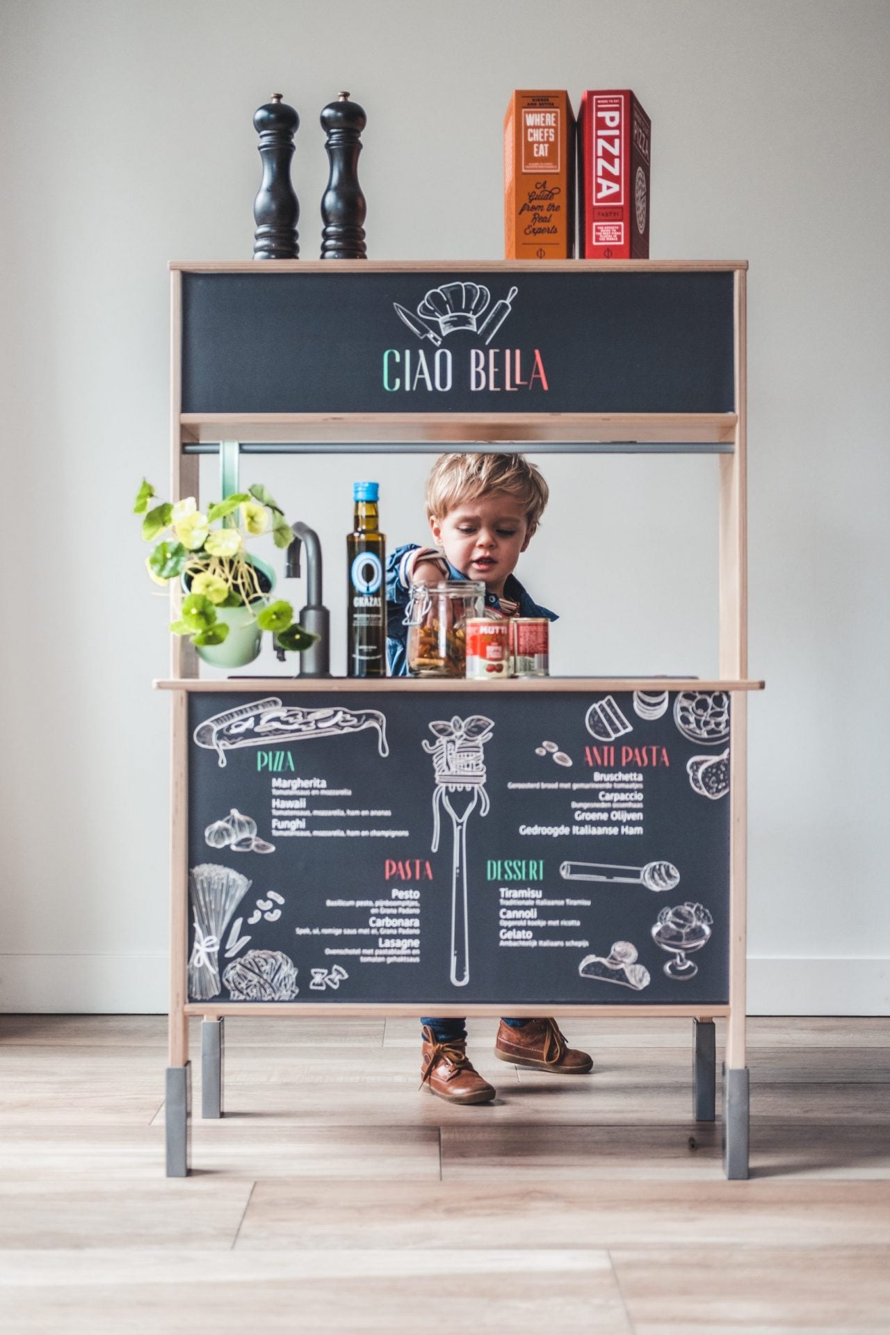 Stimuleer zelfstandig en creatief spel met deze leuke kinderkeuken stickers in Italiaanse stijl.