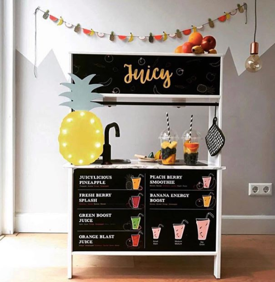 Kinderen mixen smoothies, nemen bestellingen op en serveren in hun eigen DIY juicy speelhoek.

