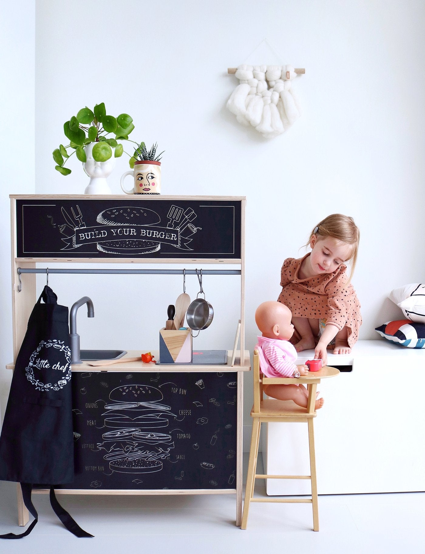 Stimuleer zelfstandig spel en rollenspel met deze smakelijke burgerbar stickers voor de IKEA Duktig kinderkeuken.

