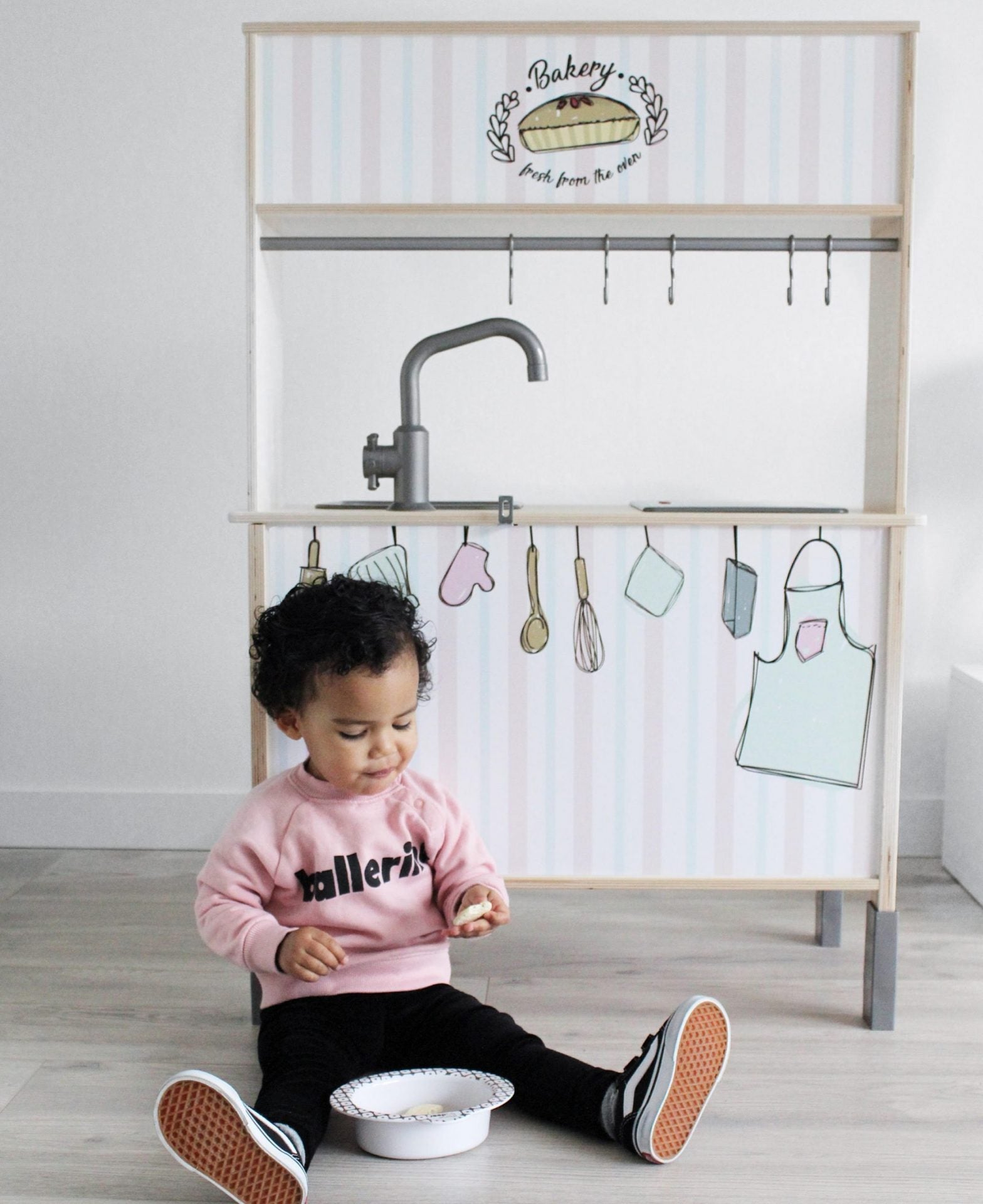 Bakbrood, serveer taart en neem bestellingen op: deze bakkerij sticker set maakt van jouw IKEA Duktig een rollenspel-walhalla.